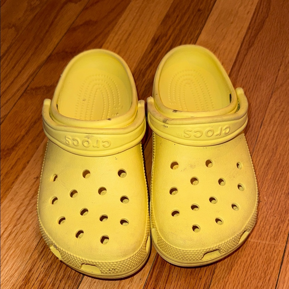 Women’s yellow crocs, men’s size 6